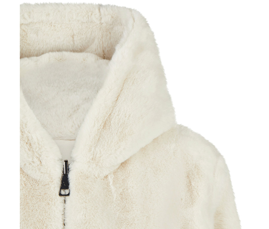 Nahaufnahme der cremefarbenen Kunstfellseite einer Barbara Lebek Wendejacke, die eine weiche Textur, einen Kragen und einen schwarzen Reißverschluss zeigt.
