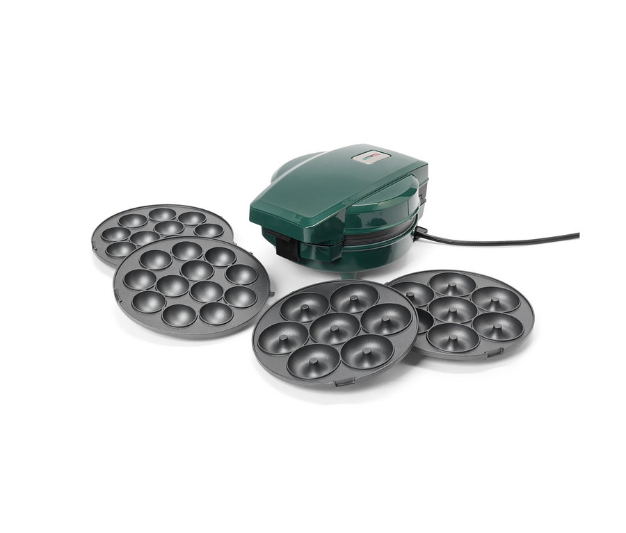 Ein grüner Krapfenmaker mit vier grauen, austauschbaren Krapfenplatten auf einem weißen Hintergrund.