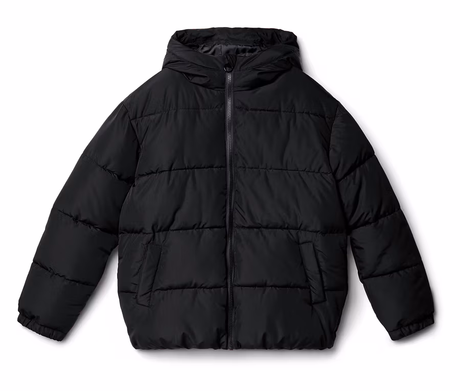 Schwarze Steppjacke mit Kapuze und Reißverschluss.