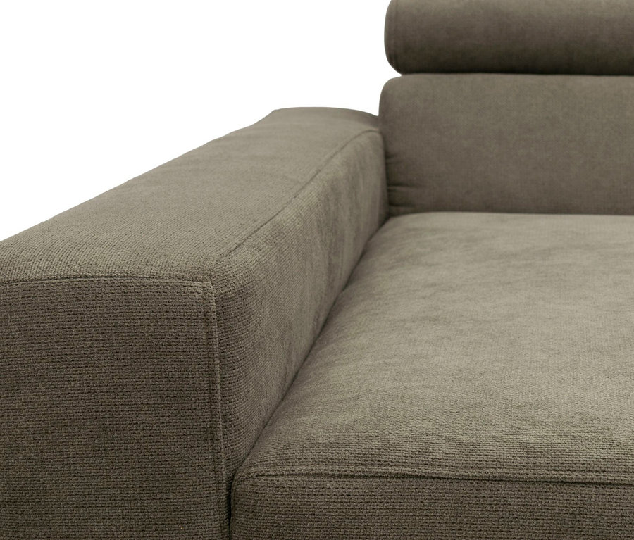 Nahaufnahme eines graubraunen Stoffsofas mit einer strukturierten Armlehne, Sitzfläche und Rückenlehne mit Kopfstütze.