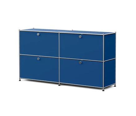 Dunkelblaues Sideboard mit vier Fächern, jeweils mit Tür und rundem Chromgriff, auf einem Chromrahmen mit kleinen schwarzen Füßen.