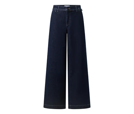 Dunkelblaue Jeans mit weitem Bein, einem dünnen Gürtel und silberner Schnalle.