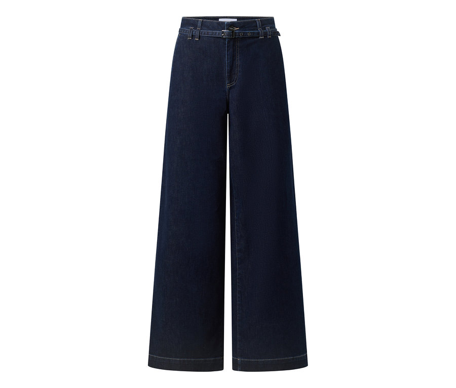 Dunkelblaue Jeans mit weitem Bein, einem dünnen Gürtel und silberner Schnalle.