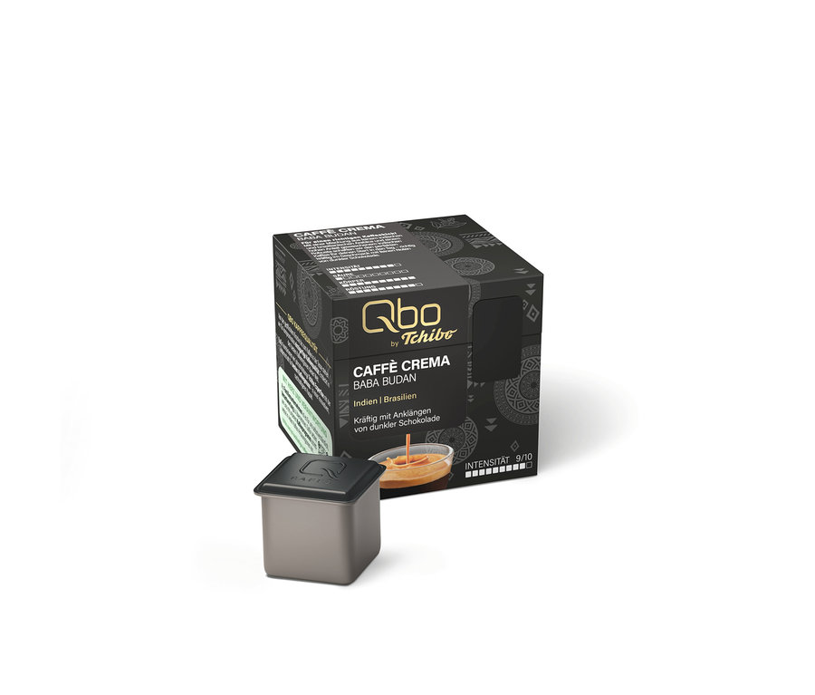 Schwarze Qbo by Tchibo Caffè Crema Baba Budan Kaffeekapselpackung mit einer einzelnen grauen Kapsel und einer Schale mit Kaffecrema davor.
