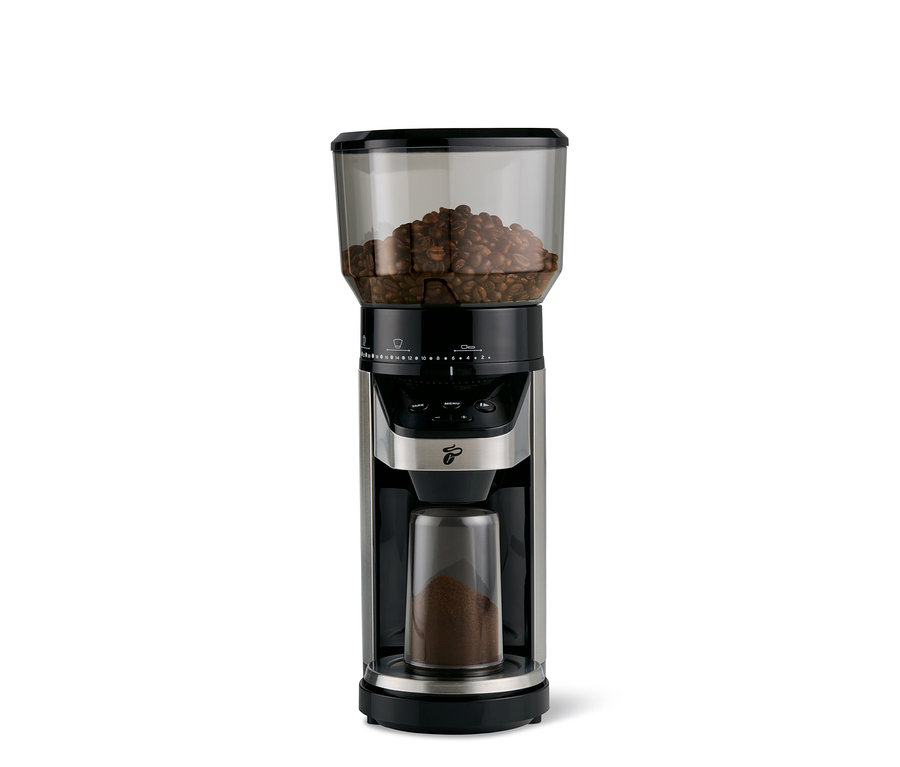 Elektrische Kaffeemühle mit Waage. Oben Kaffeebohnen, unten gemahlener Kaffee.