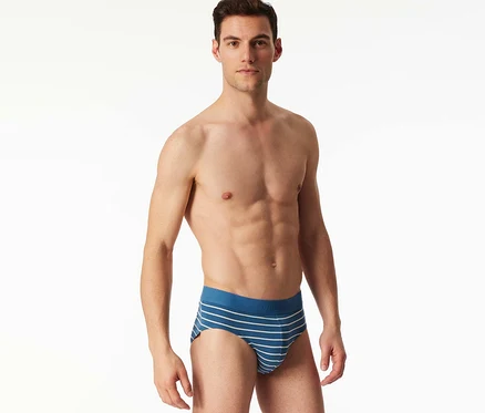 Mann trägt einen blau-weiß gestreiften SCHIESSER Rio-Slip.