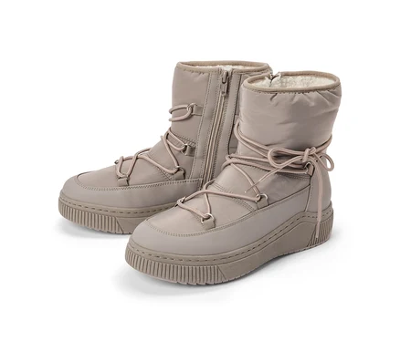 Zwei hellbraune Winterstiefel mit dicken, geriffelten Sohlen, gepolstertem Obermaterial und hellrosa Schnürsenkeln. Der linke Stiefel hat einen seitlichen Reißverschluss, beide sind mit weißem Kunstfell gefüttert.