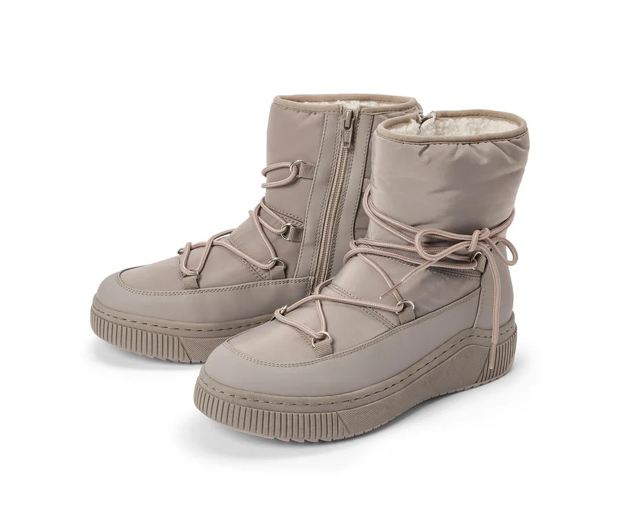 Zwei hellbraune Winterstiefel mit dicken, geriffelten Sohlen, gepolstertem Obermaterial und hellrosa Schnürsenkeln. Der linke Stiefel hat einen seitlichen Reißverschluss, beide sind mit weißem Kunstfell gefüttert.