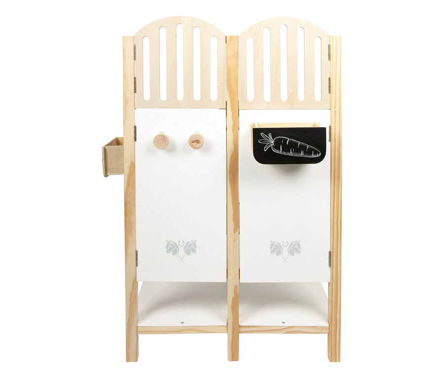 Der small foot Hobby-Horse-Pferdestall hat zwei Boxen mit Ablagen, Haken und einer Karotten-Tasche.