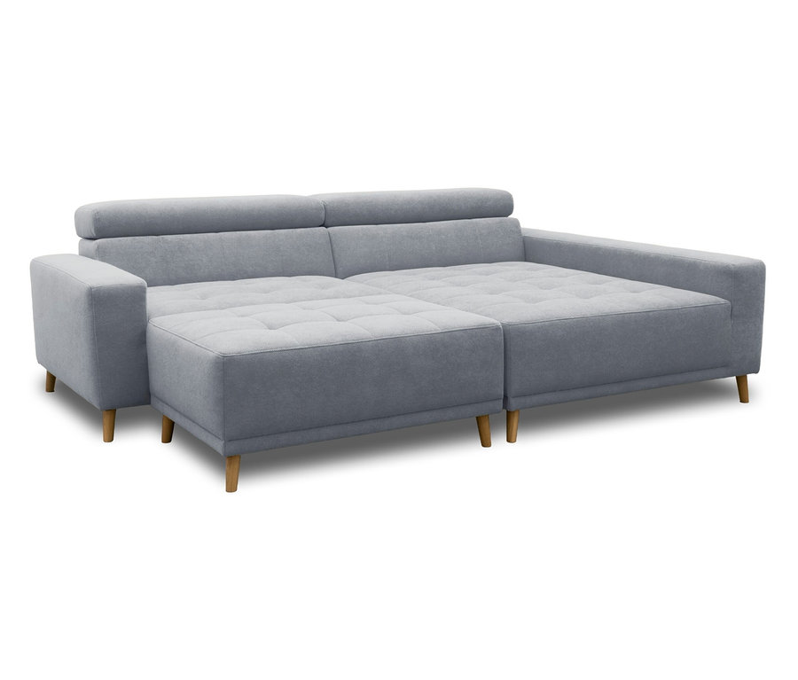 Hellgraues Ecksofa mit Récamiere auf der rechten Seite, getufteten Sitzkissen und hellen Holzfüßen.