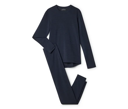 Dunkelblaues Langarmshirt und passende Leggings, flach auf weißem Hintergrund liegend. Das Shirt hat einen Rundhalsausschnitt, die Leggings liegen darunter.