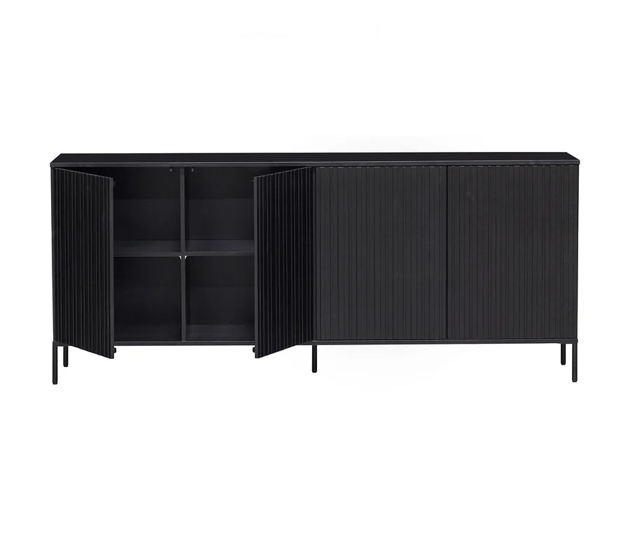 Schwarzes Sideboard mit vertikal geriffelten Türen. Die linke und mittlere Tür sind geöffnet und geben den Blick auf zwei interne Regalböden frei. Die rechte Tür ist geschlossen.