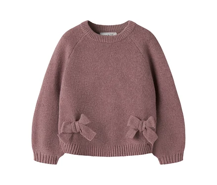 Mauvefarbener Strickpullover mit Rundhalsausschnitt, langen Ärmeln und zwei Schleifen vorne am Saum.