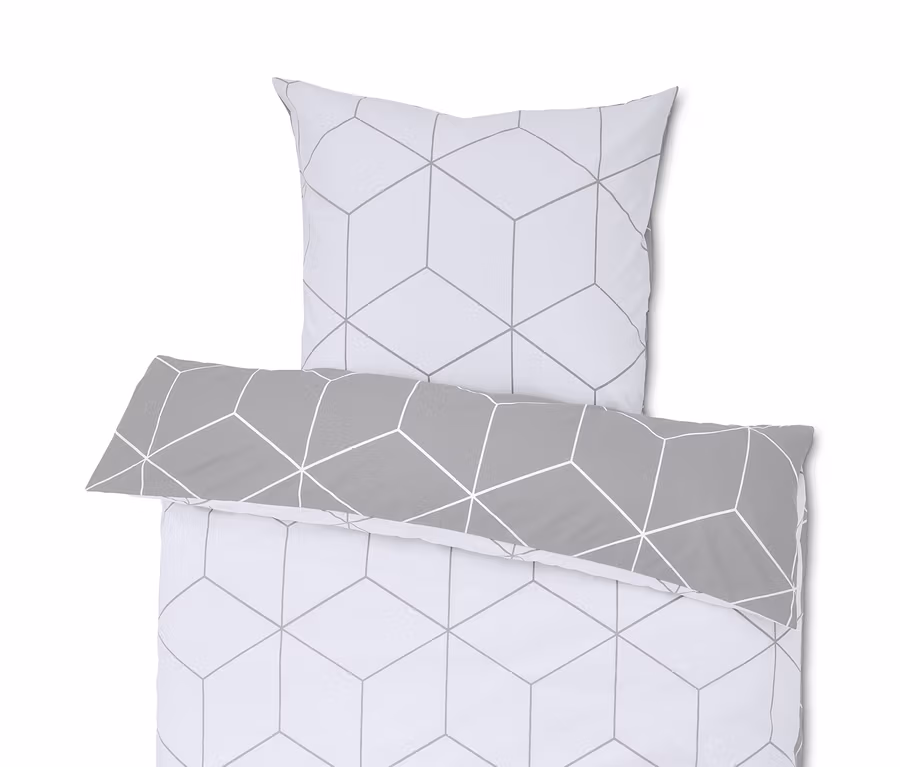 Weiße Renforcé-Bettwäsche mit grauem geometrischen Muster.