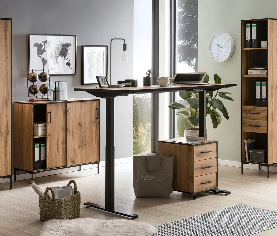 In einem Raum stehen ein elektrisch höhenverstellbarer Schreibtisch »2000 1600«, ein Bürohochschrank »2000 H 400 R«, ein Schiebetürenschrank »2000 U 1000 ST«, ein Aktenschrank »2000 H650 T2« und ein Rollcontainer »2000«.