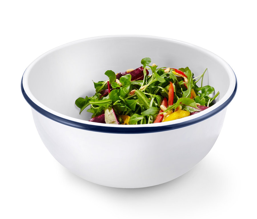 Salat in einer weißen Servier- und Zubereitungsschüssel.