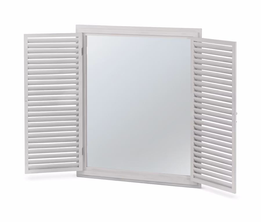 Ein Spiegel mit Lamellen-Fensterläden, die geöffnet sind.