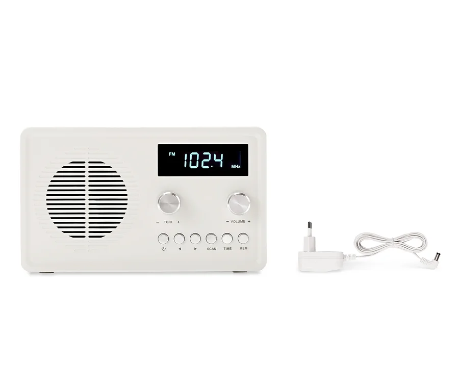 Ein weißes digitales FM-Kompaktradio und ein Netzkabel auf weißem Hintergrund.