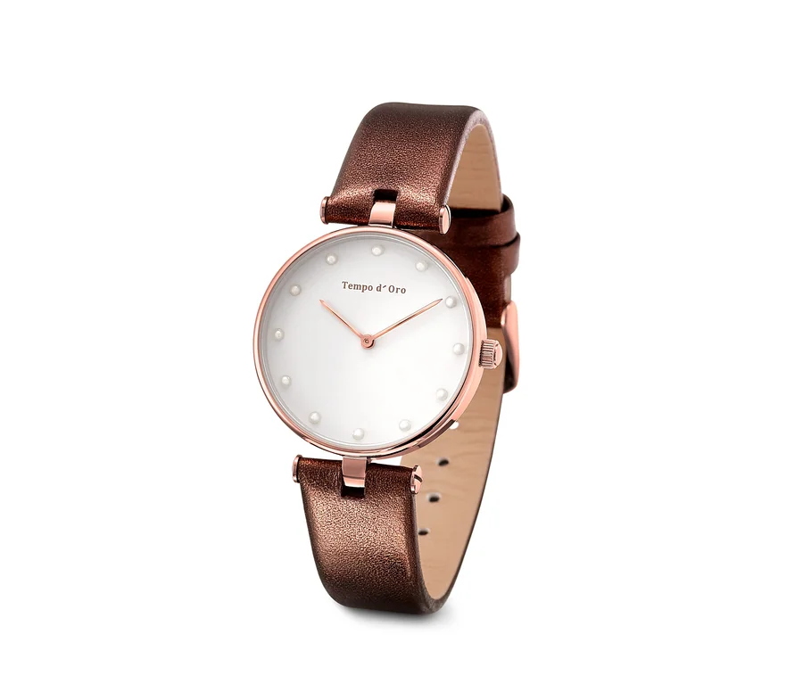 Damenuhr mit Lederarmband auf weißem Hintergrund.