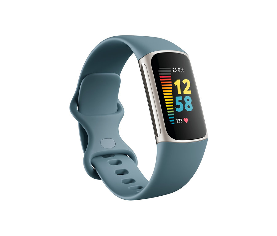 Ein blauer Fitbit Aktivitäts-Tracker »Charge 5« mit Zusatzarmband zeigt die Uhrzeit 12:58.