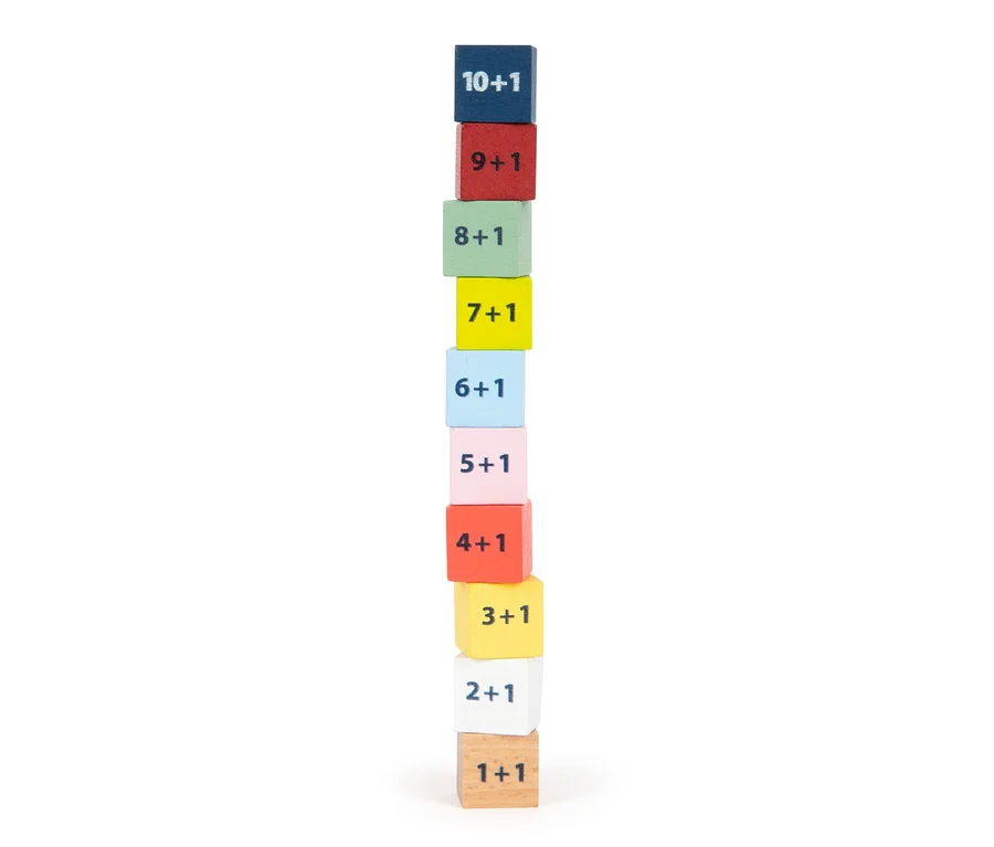 Turm aus bunten small foot Rechen-Set »Educate« Würfeln addiert Zahlen von 1+1 bis 10+1.