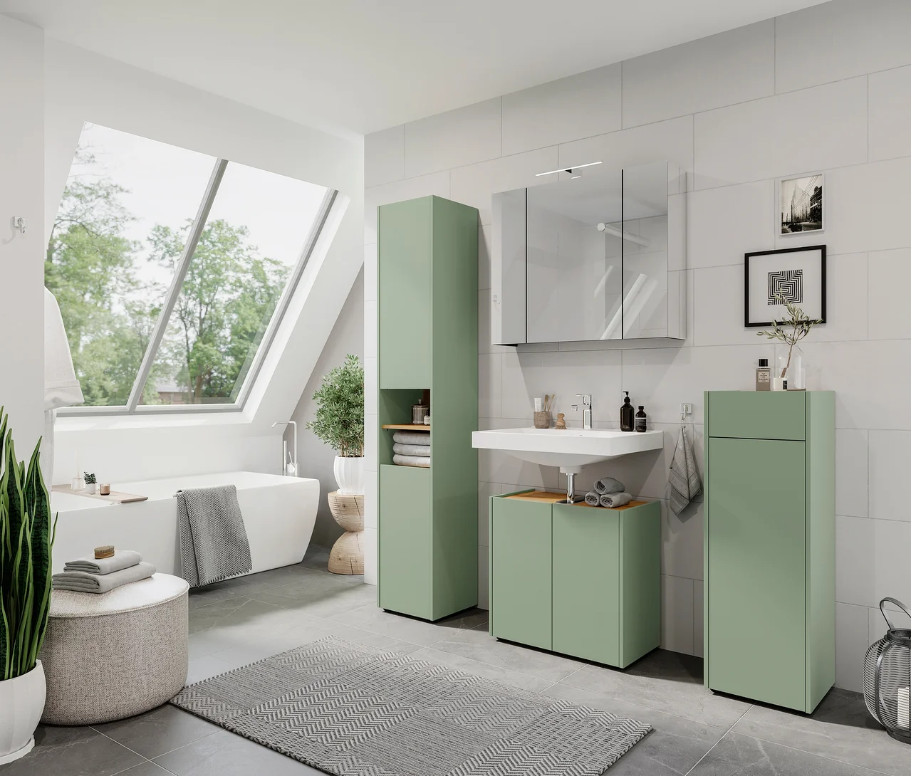 Modernes Badezimmer mit freistehender Badewanne unter einem Dachfenster. Der Waschbeckenunterschrank »Wadena« in Taupegrün/Navarra-Eiche, ein Spiegelschrank und zwei weitere hellgrüne Schränke sind zu sehen.