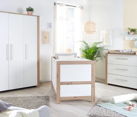 Ein Kinderzimmer mit dem roba Kinderzimmerset »Malo« bestehend aus Bett, Wickelkommode und Schrank.