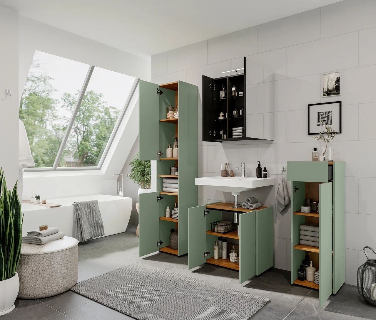Modernes Badezimmer mit einem taupegrünen Waschbeckenunterschrank »Wadena« mit Navarra-Eiche-Details unter einem weissen Waschbecken. Daneben stehen zwei hohe, schmale Schränke in Taupegrün mit offenen Türen, die Handtücher und Pflegeprodukte zeigen. Links eine freistehende Badewanne unter einem grossen Fenster mit Blick ins Grüne.