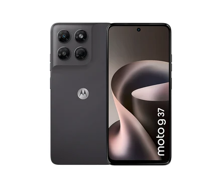 Ein dunkelgraues Motorola moto g37 Smartphone, das seine strukturierte Rückseite mit vier Kameras und das Display mit einem abstrakten Hintergrund und dem Schriftzug "moto g 37" zeigt.