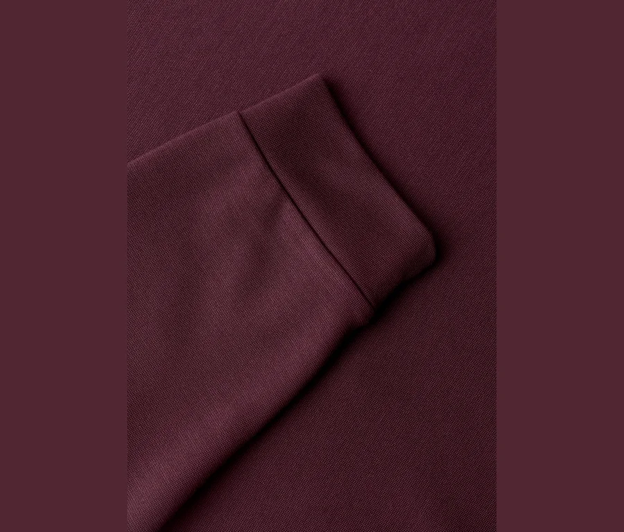 Nahaufnahme eines Ärmels des roten Street One 3/4-Jerseyshirts mit Bündchen.