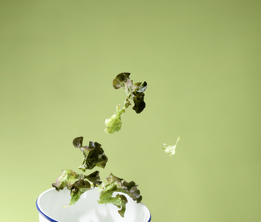 Fliegender Salat über einer Servier- und Zubereitungsschüssel.