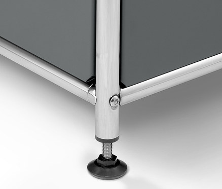 Detailaufnahme eines hohen, grauen Metallregals mit Klappfach und Chrombein.