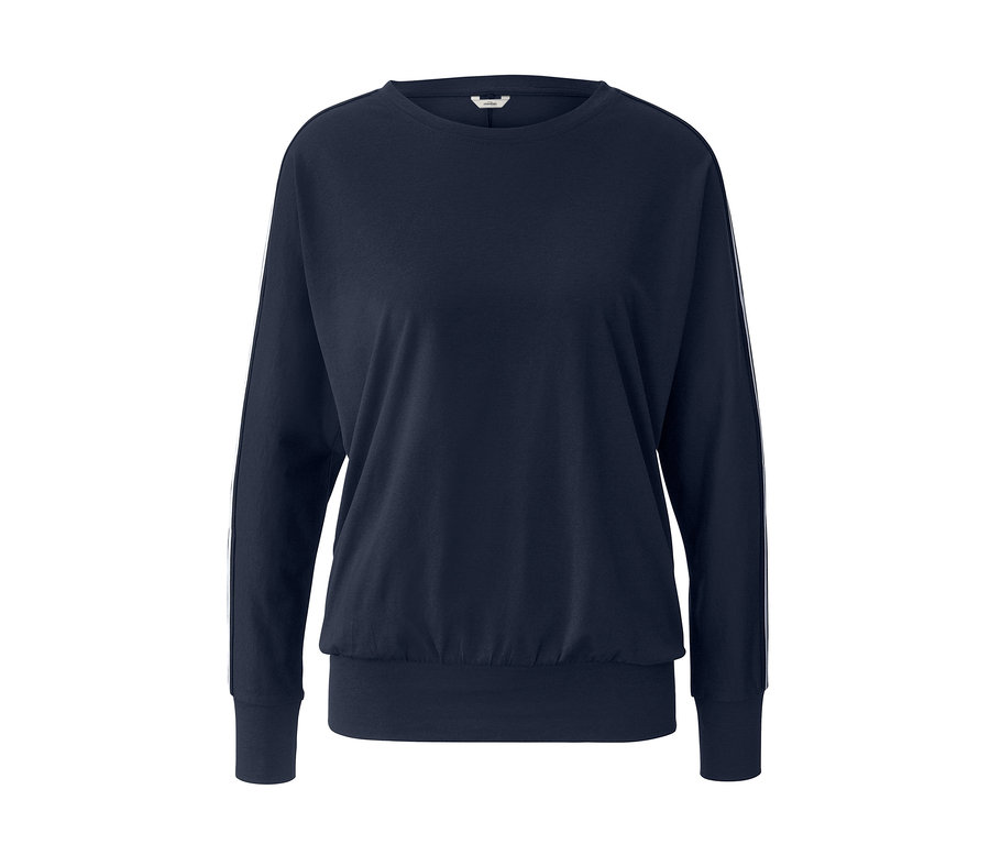 Dunkelblaues Shirt mit Fledermausärmeln.