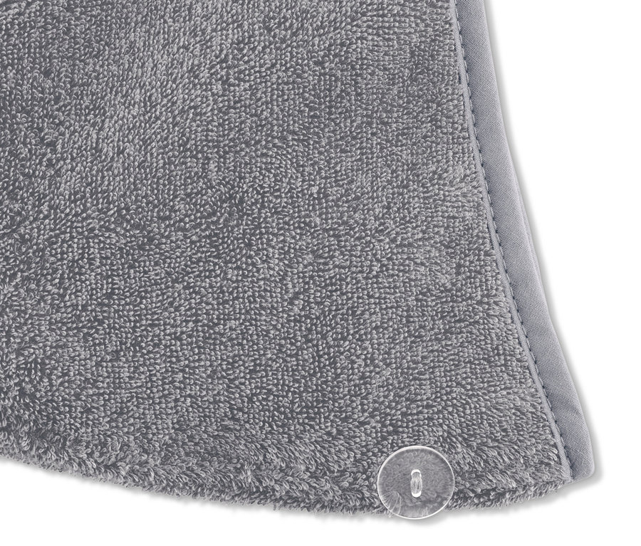 Detailaufnahme eines grauen Turban-Handtuchs mit Knopf.