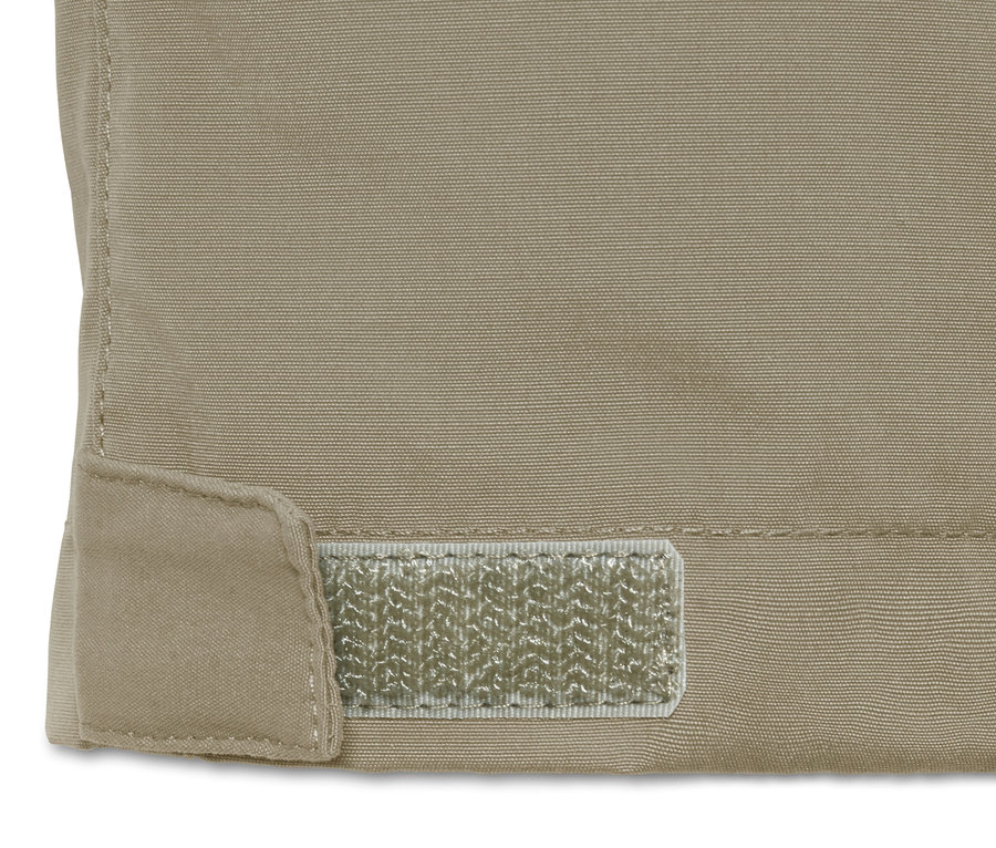 Detail einer khaki 2-in-1-Funktionshose mit Klettverschluss.
