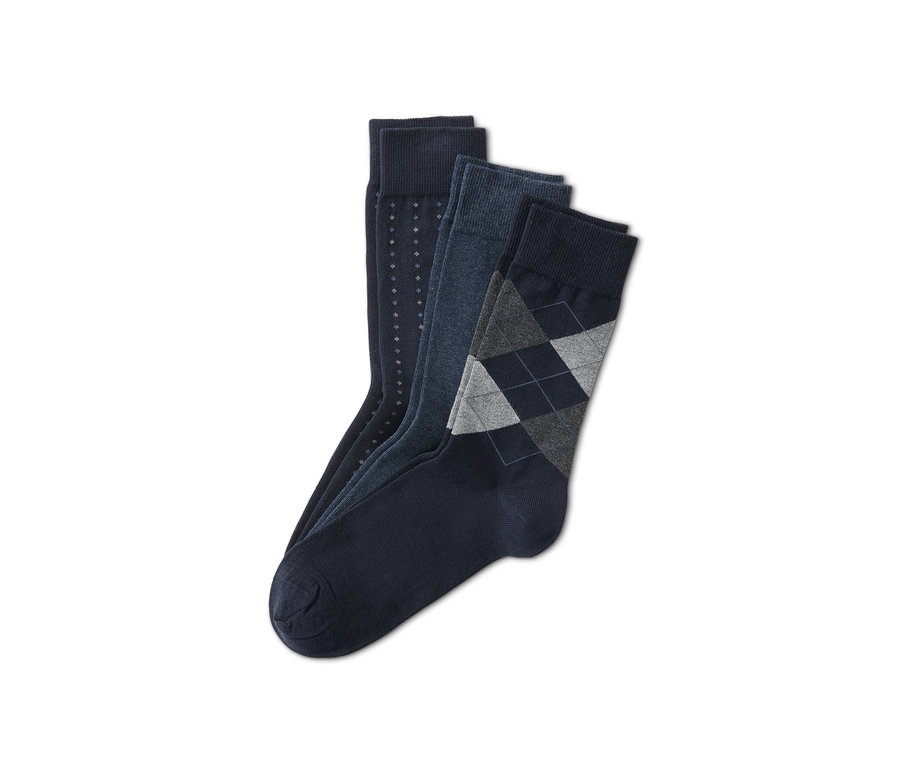 Drei Paar Socken in verschiedenen Designs.