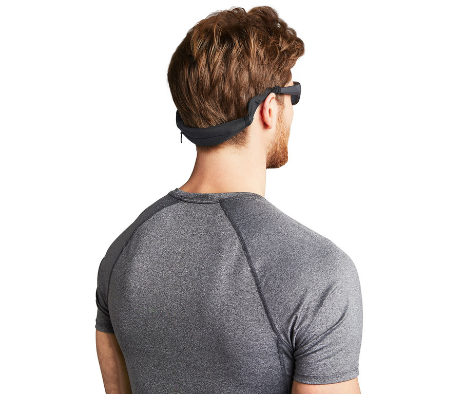 Mann von hinten trägt ein Neopren-Sportbrillenband an seiner Brille.