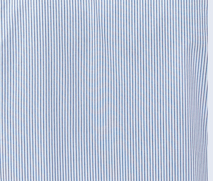 Detailansicht eines Hemdes mit blauen Streifen.