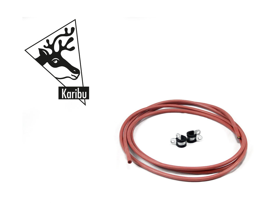 Ein roter Schlauch, der auf einem weißen Hintergrund zu einer Schlaufe geformt wurde, daneben zwei Metallklemmen.