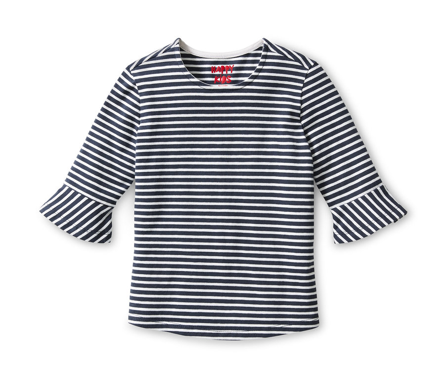 Ein Streifenshirt mit Dreiviertelärmeln liegt auf einem weißen Hintergrund.