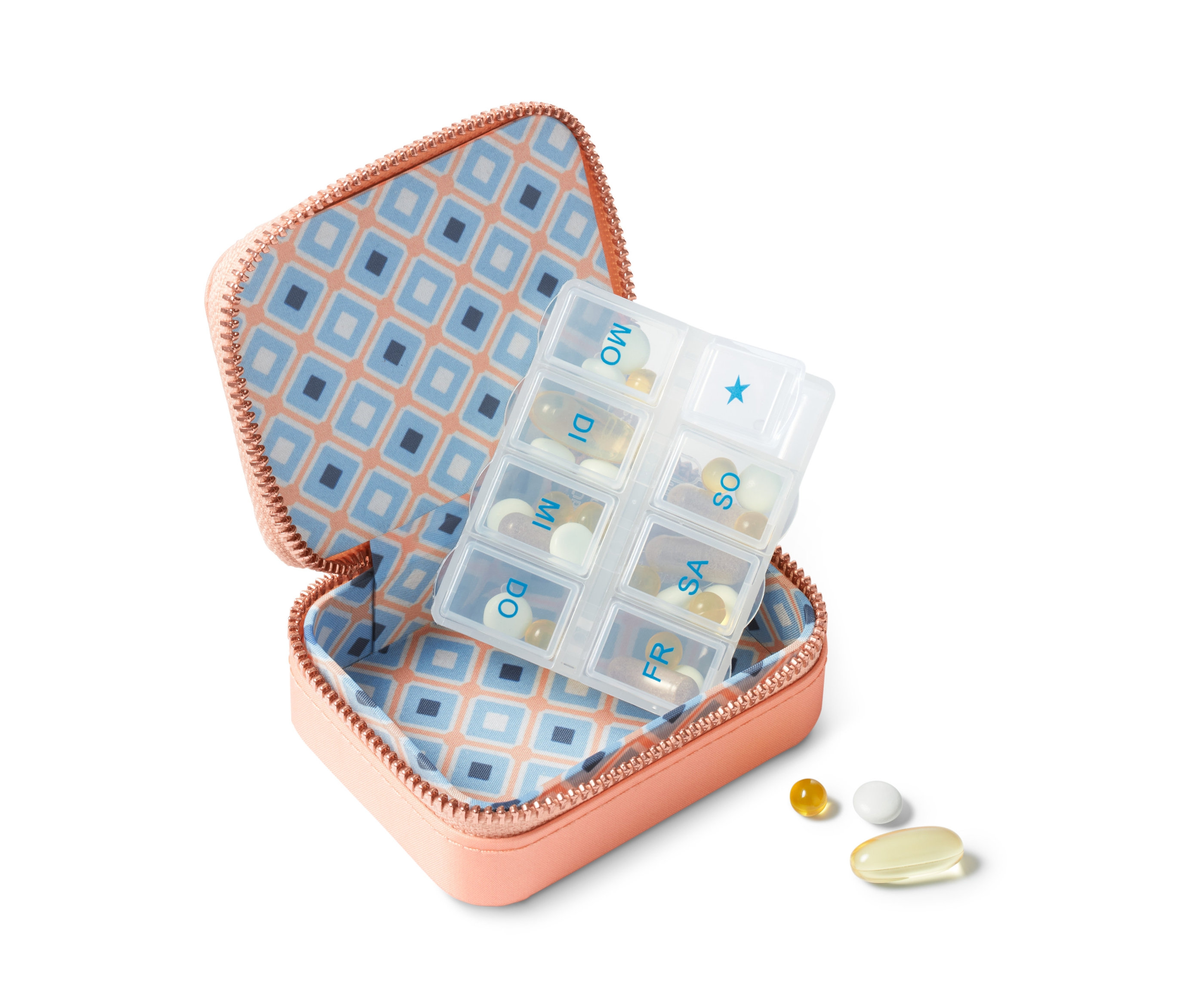 Geöffnete Pillendose mit Hülle und Tabletten darin.