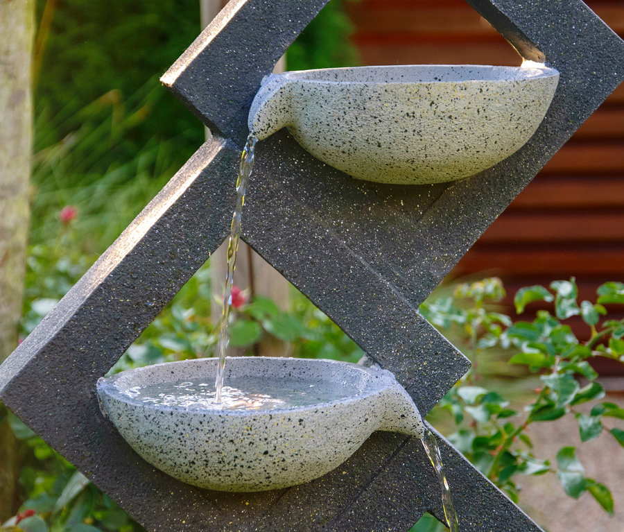 Wasser fließt aus dem Dobar Gartenbrunnen mit 4 Schalen und LEDs.