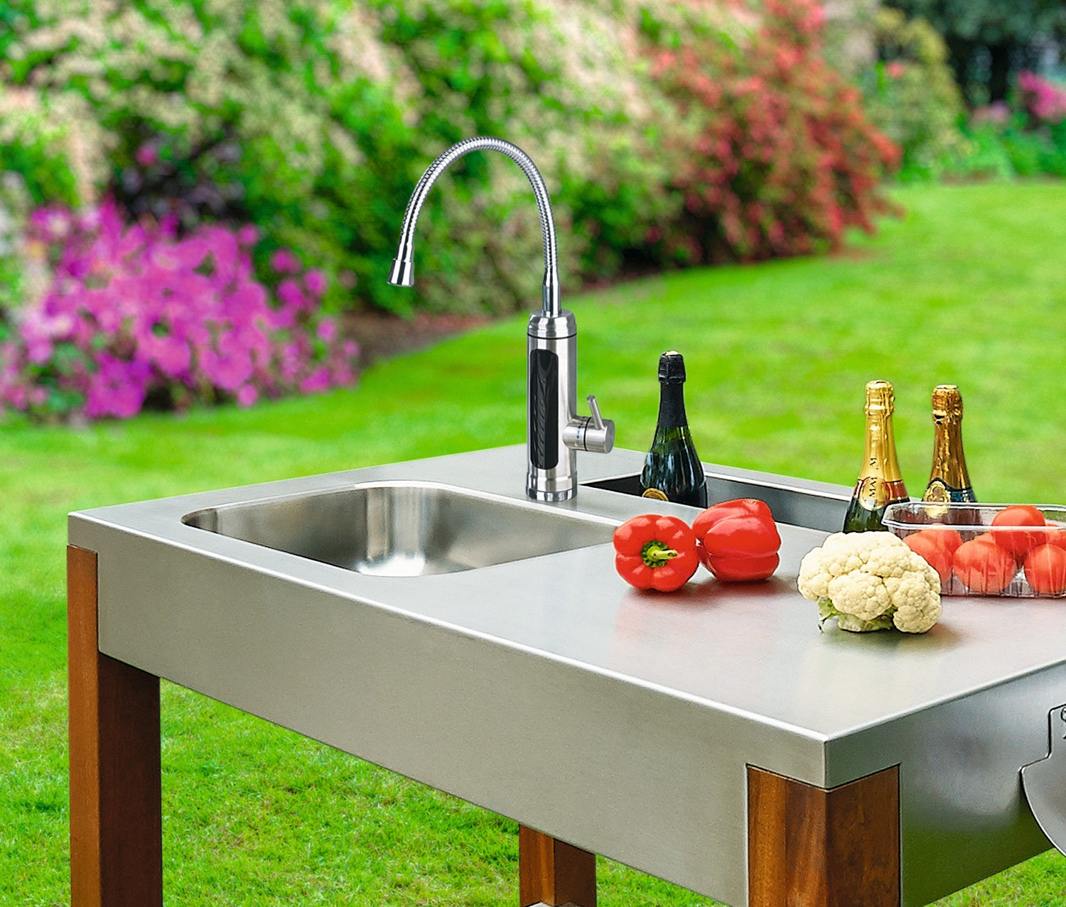 Outdoor-Kücheninsel mit Edelstahlspüle, einer MAXXMEE Elektrische Edelstahl-Armatur mit integriertem Durchlauferhitzer »4974«, Gemüse und Getränken.