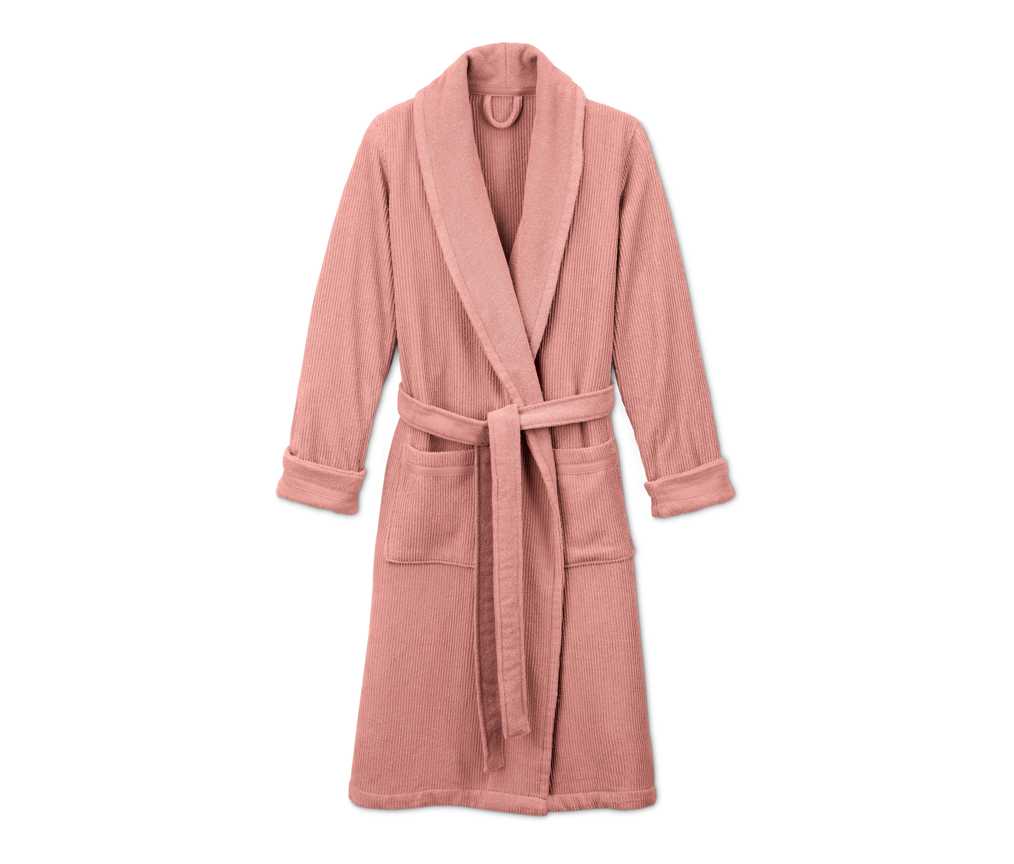 Ein Damen-Bademantel mit Gürtel in der Taille.