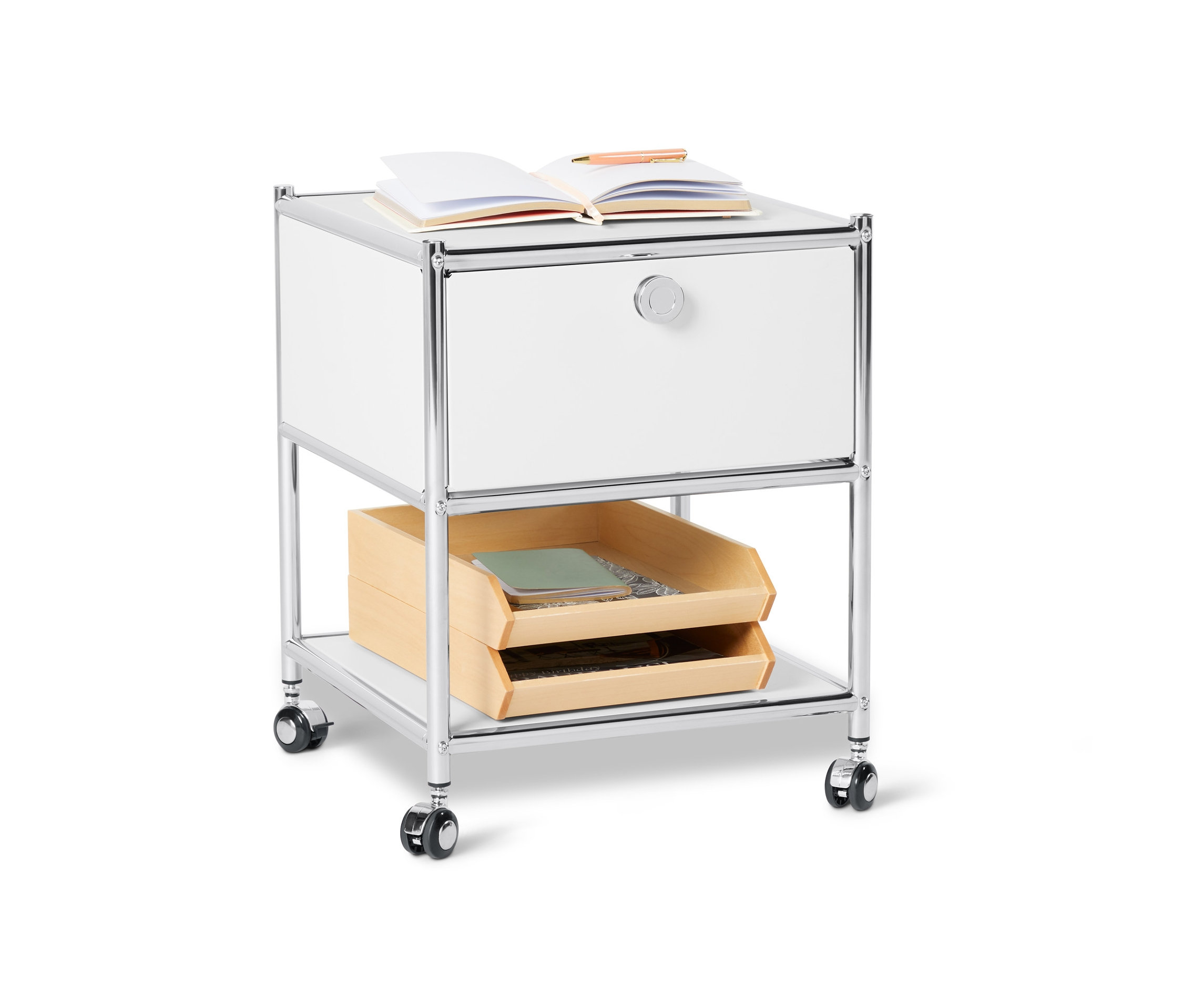 Ein weißer Beistelltisch Metall »CN3« mit Schublade und Rollen. Auf dem Tisch liegt ein offenes Buch.
