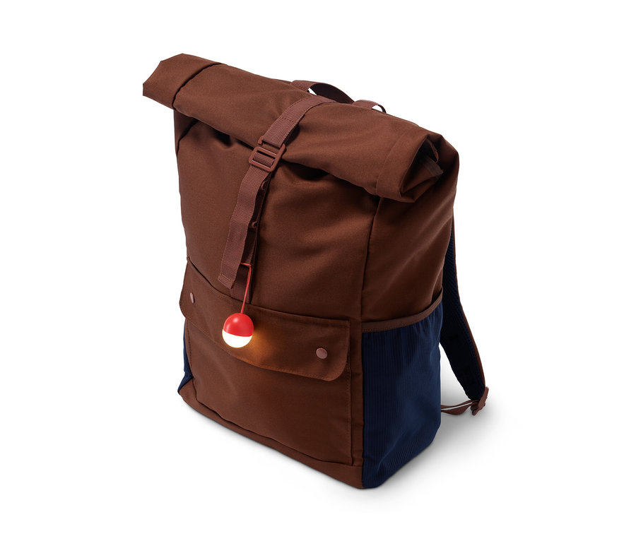 Ein brauner Rucksack mit einem leuchtenden 3 LED-Mini-Lichtern, die aus der Tasche hängen.