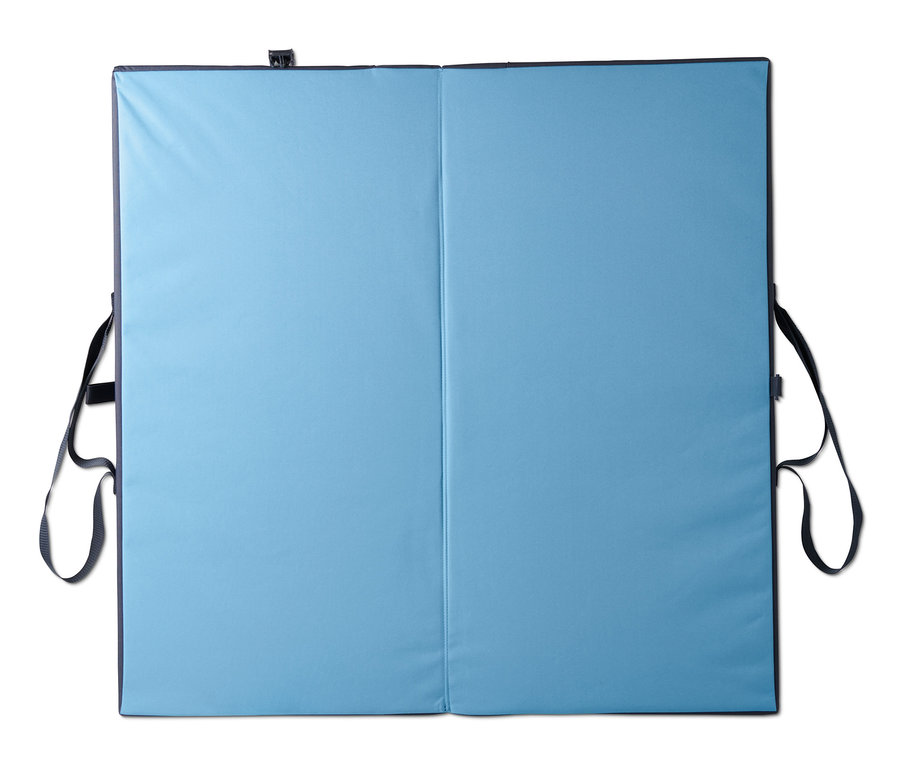 Eine blaue, faltbare Crashpad mit schwarzem Rand.