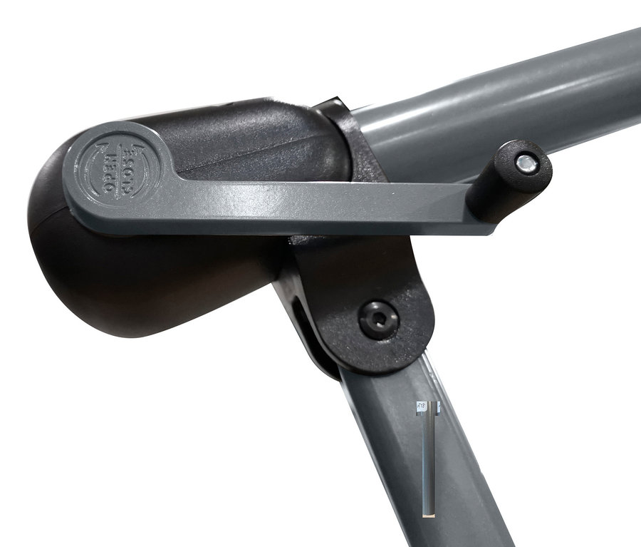 Detailansicht eines anthrazitfarbenen Leco Ampelschirms, Ø ca. 300 cm.