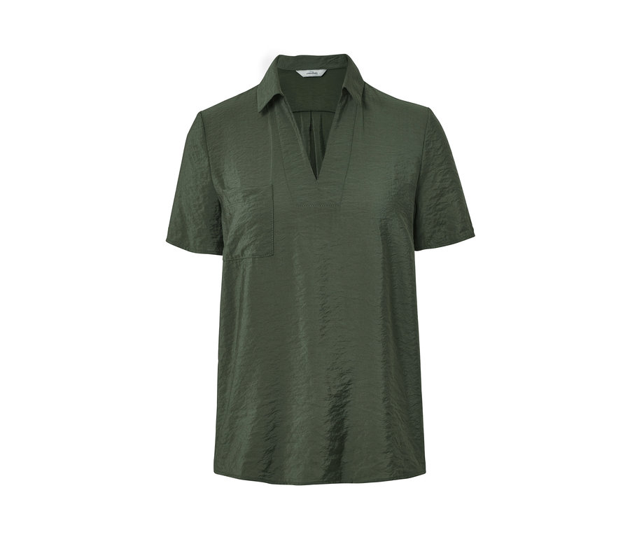 Grüne Bluse mit kurzen Ärmeln und Kragen.
