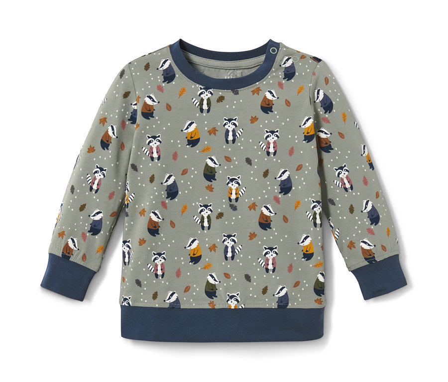 Grauer Pyjama mit Waschbären- und Blätter-Print.